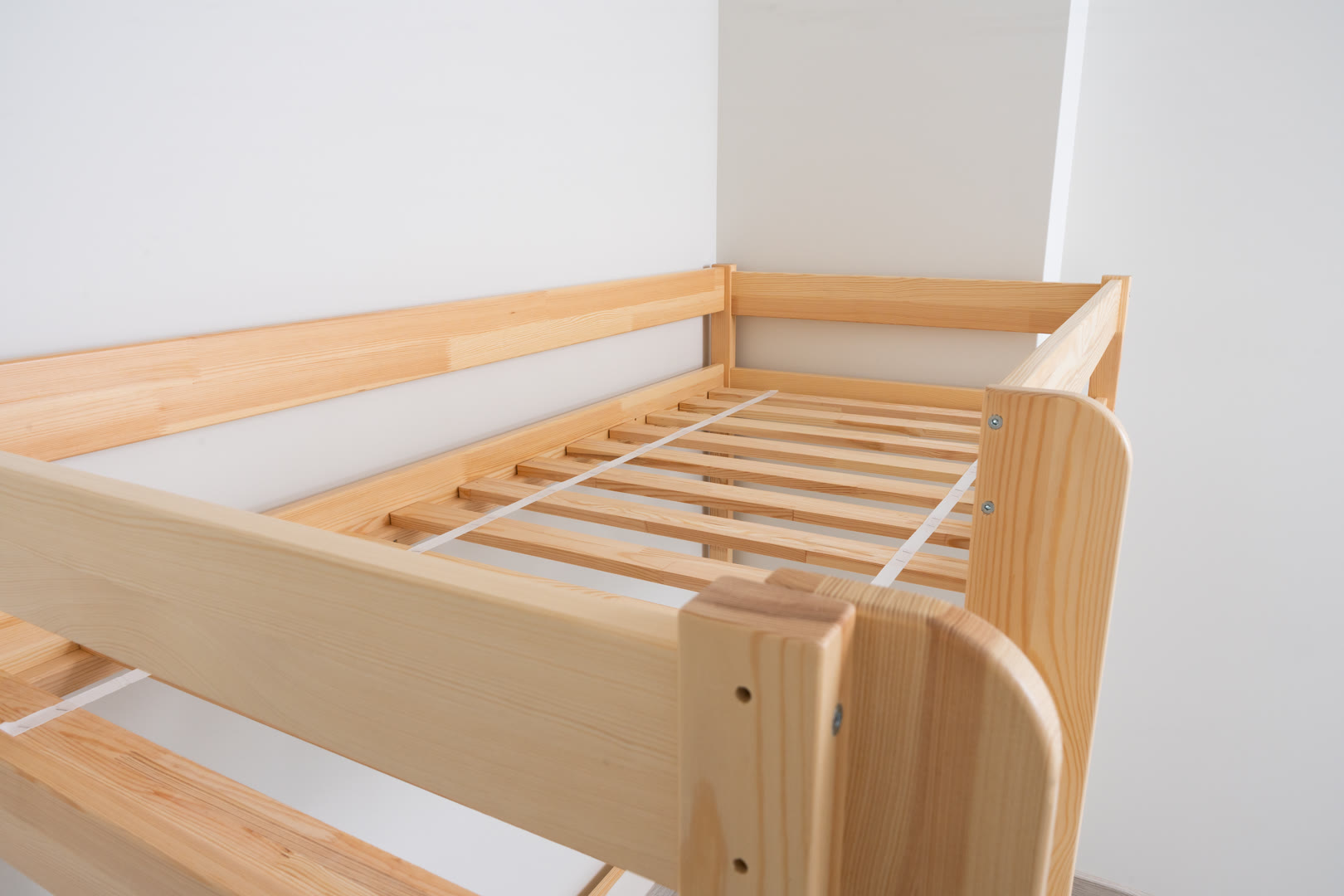 przestrzeń pod antresolą w pokoju dziecka